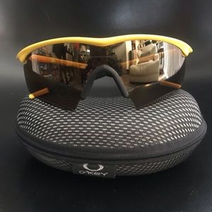 OAKLEY Men’s Sunglasses w/ case; M Frame®